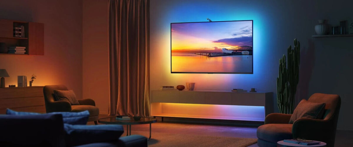 Taśma LED GOVEE H6097 2.4 m TV Backlight 3 Litte Wi-Fi/Bluetooth, podświetlenie, TV, immersja, barwy, Salon z telewizorem i ciepłym oświetleniem LED na ścianie.