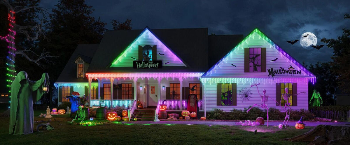 Kurtyna dekoracyjna GOVEE H70D1 400 LED Sieciowe 10 m Biały, światło, kolor, dekoracja, wnętrze, Dom w stylu Halloween nocą z kolorowym oświetleniem Govee: fioletowe, zielone i różowe LED-y na elewacji, dachu i oknach, duchy, dynie, pajęczyny i księżyc w tle.