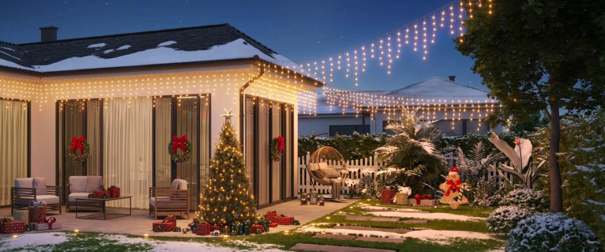 Kurtyna dekoracyjna GOVEE H70D1 400 LED Sieciowe 10 m Biały, RGBIC, kolory, wzory, efekty, Świąteczna dekoracja zewnętrzna domu nocą: dach pokryty białymi lampkami LED, girlandy na okapie, choinka z bombkami, prezenty i krzesła na tarasie z lekkim śniegiem, ciepłe oświetlenie.