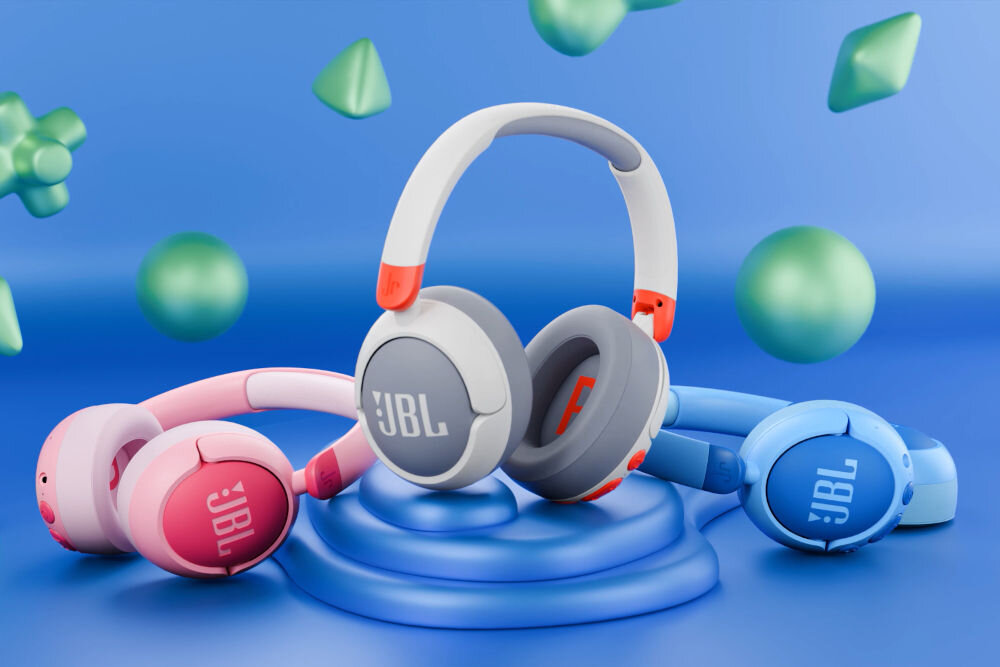 Słuchawki nauszne JBL Junior 470NC ANC różowe niebieskie i białe słuchawki na niebieskim tle