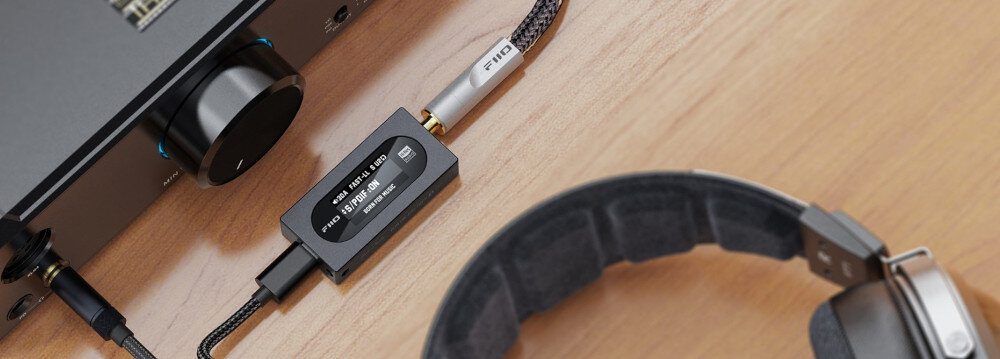 Wzmacniacz słuchawkowy FIIO KA15 wyjście SPDIF COAX podłączenie dekodera audio, wzmacniacz słuchawkowy podłączony pod słuchawki oraz dekoder audio