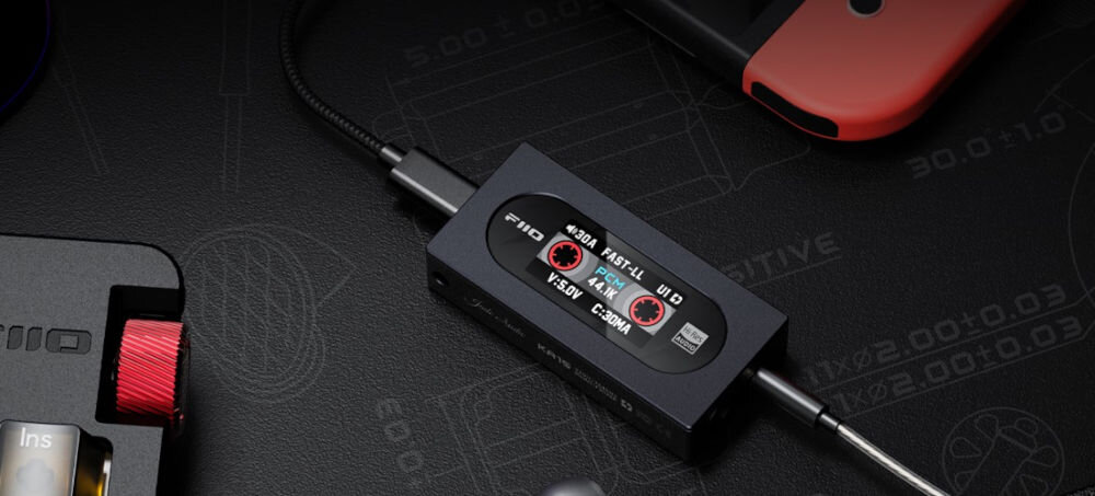 Wzmacniacz słuchawkowy FIIO KA15 tryb UAC1.0 kompatybilność Nintendo Switch PS5 gaming audio, wzmacniacz podłączony kabelm usb oraz AUX