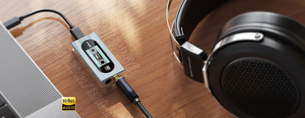 Wzmacniacz słuchawkowy FIIO KA15 obsługa Hi-Res Audio DSD256 PCM 768kHz 32bit, wzmacniacz słuchzawkowy podłączony do laptopa oraz słuchawek nausznych