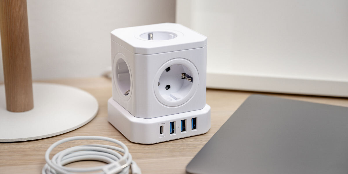 Listwa NEWELL GaN Power Cube NL4385 Biały, gniazdko, energia, wygoda, funkcjonalność, listwa stoi na blacie biurka