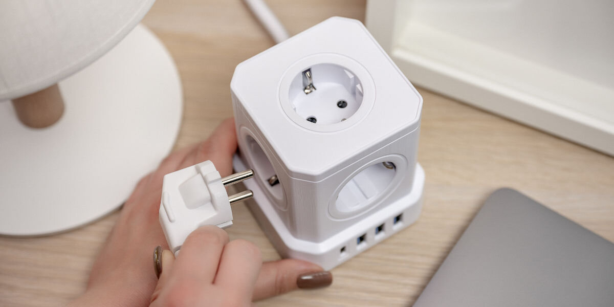 Listwa NEWELL GaN Power Cube NL4385 Biały, technologia, GaN, wydajność, Nietuzinkowa, dłonie wpinają kontakt do listwy stojącej na blacie