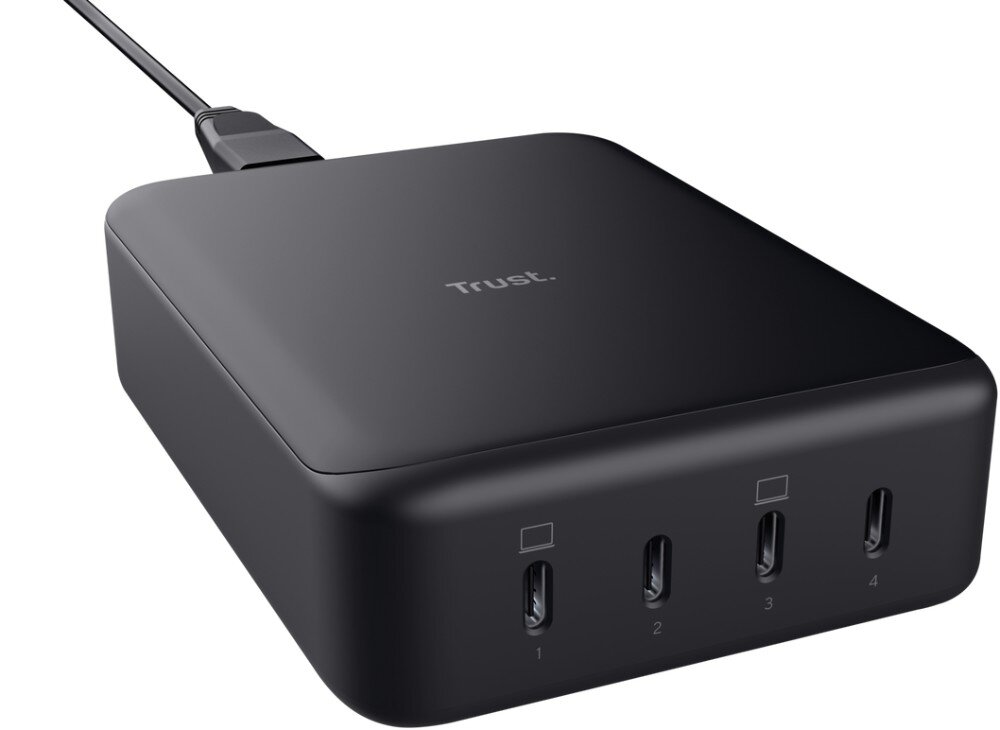 Zasilacz do laptopa TRUST Maxo 25413 240W Zdjęcie produktowe czarnej ładowarki na białym tle ukazujące cztery porty USB-C na przednim panelu oraz logo producenta na górze