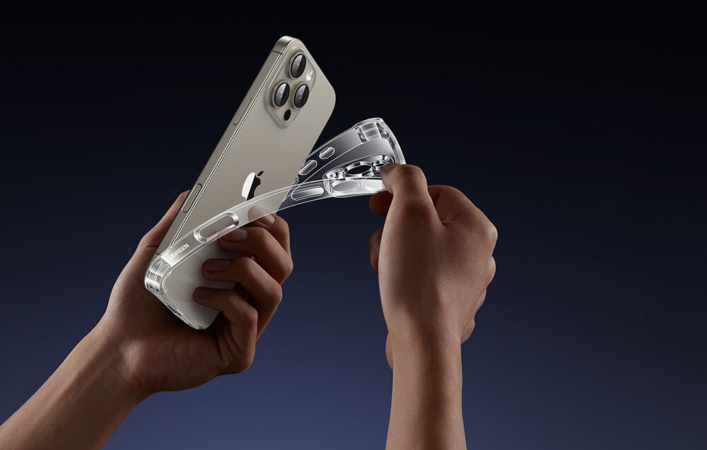 UGREEN Bright Cushion materiału TPU odporności na żółknięcie iPhone elastyczność - elastyczność etui, przedstawione ściąganie z telefonu