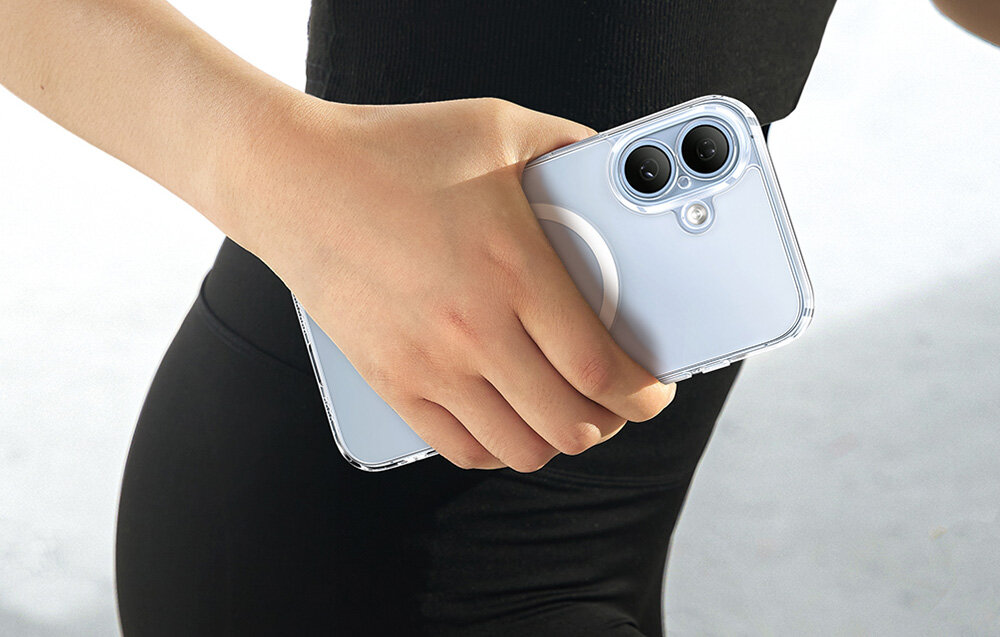 Erui UGREEN Clear - etui na telefonie w ręku