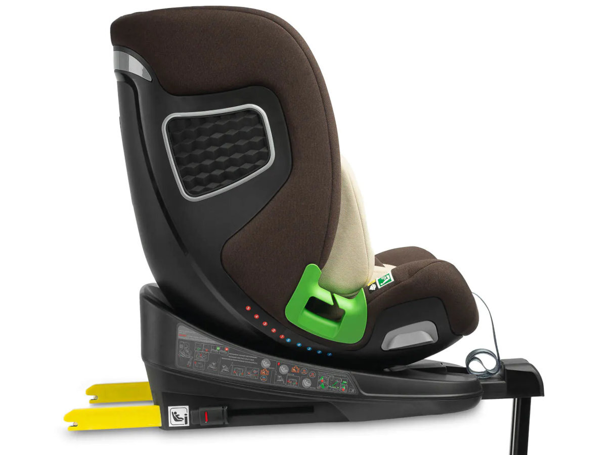 CARETERO Kamptos I-SIZE system ISOFIX nogę stabilizującą zmniejsza ryzyko błędnego montażu - fotelik od boku w kolorze brązowym na białym tle