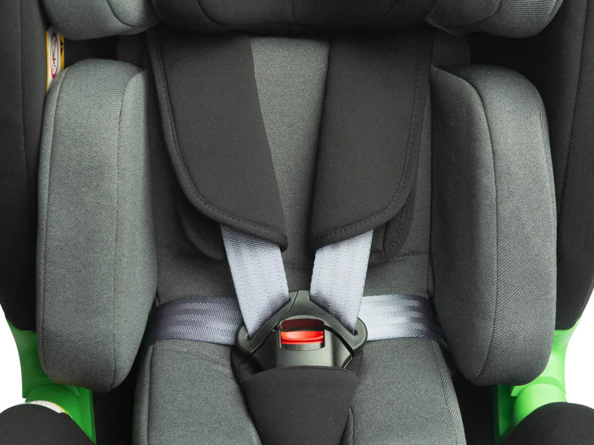 CARETERO Kamptos I-SIZE 5-punktowe pasy bezpieczeństwa regulację długości - zbliżenie na zapiecie pasów