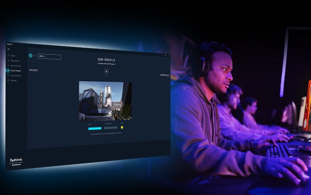 Płyta główna ASROCK X870 Riptide WiFi Osoba w słuchawkach siedząca przed komputerem i grająca w grę, obok interfejsu oprogramowania Nahimic Audio z funkcją Sound Tracker na ekranie, dźwięk, audio, redukcja szumów, funkcje