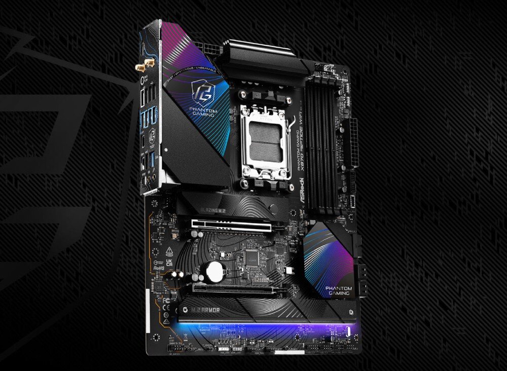 Płyta główna ASROCK X870 Riptide WiFi Płyta główna przedstawiona pod kątem, z widocznymi portami tylnymi, slotami pamięci RAM i gniazdem procesora na środku, cechy, styl