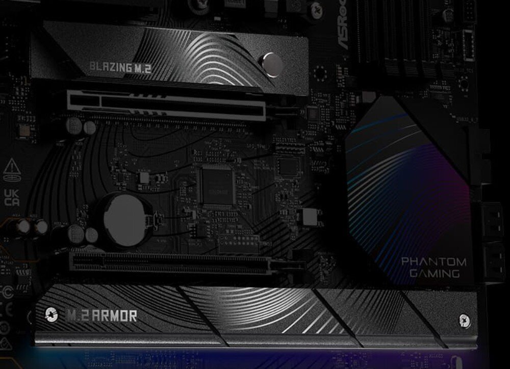 Płyta główna ASROCK X870 Riptide WiFi Zbliżenie na dolną część płyty głównej z widocznym wzmocnionym slotem PCIe i radiatorami M.2, dyski SSD, interfejsy, radiatory M.2