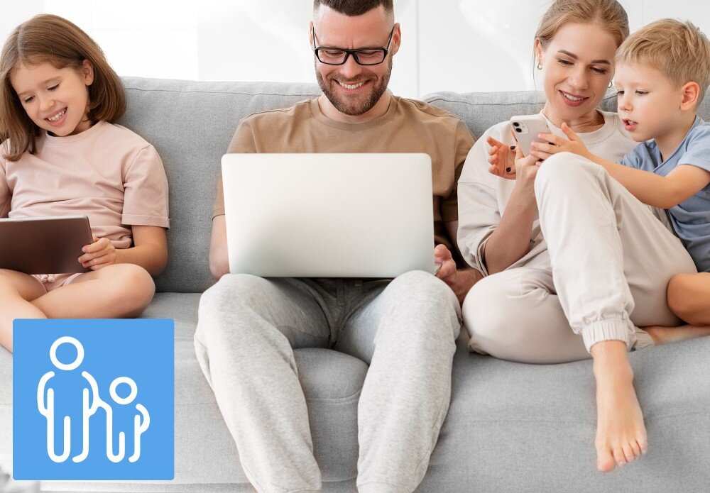 Router MSI Roamii BE Lite 2.4 / 5 GHz (DualBand), Wi-Fi Mesh (2 szt.) rodzina siedząca na sofie korzystająca z laptopa i smarfona kontrola rodzicielska blokowanie harmonogram