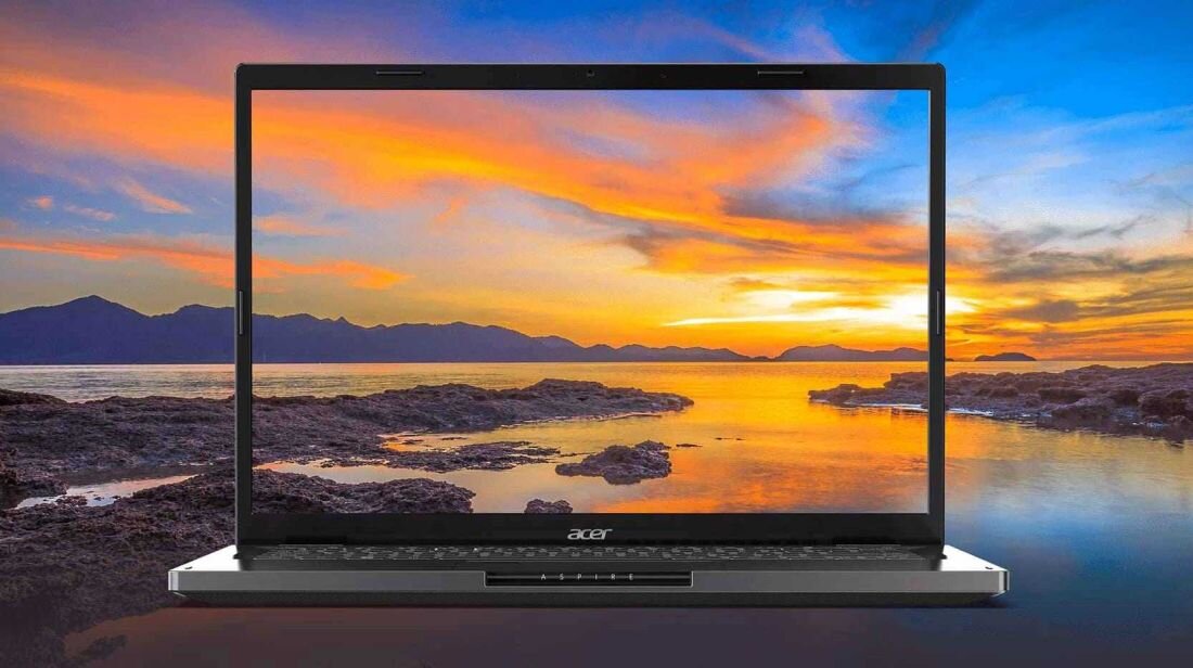Laptop ACER Aspire 15 - Laptop ACER Aspire 15 z zachodem słońca w tle, tworzącym malowniczą atmosferę.