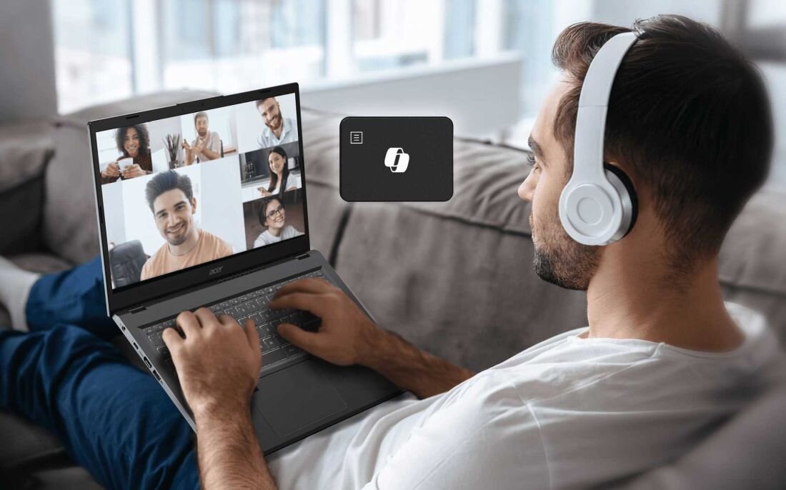 Mężczyzna korzysta z laptopa ACER Aspire 15, prowadząc rozmowę wideo.