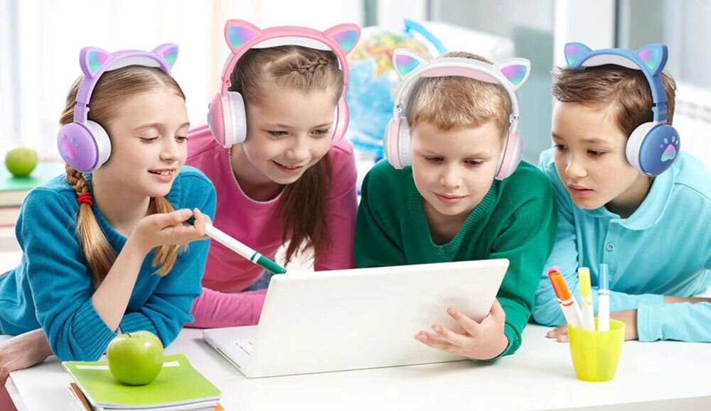 Słuchawki nauszne MOZOS Kid Dog bezprzewodowe dla dzieci LED RGB składana konstrukcja, dzieci w słuchawkach nausznych spoglądające na laptopa