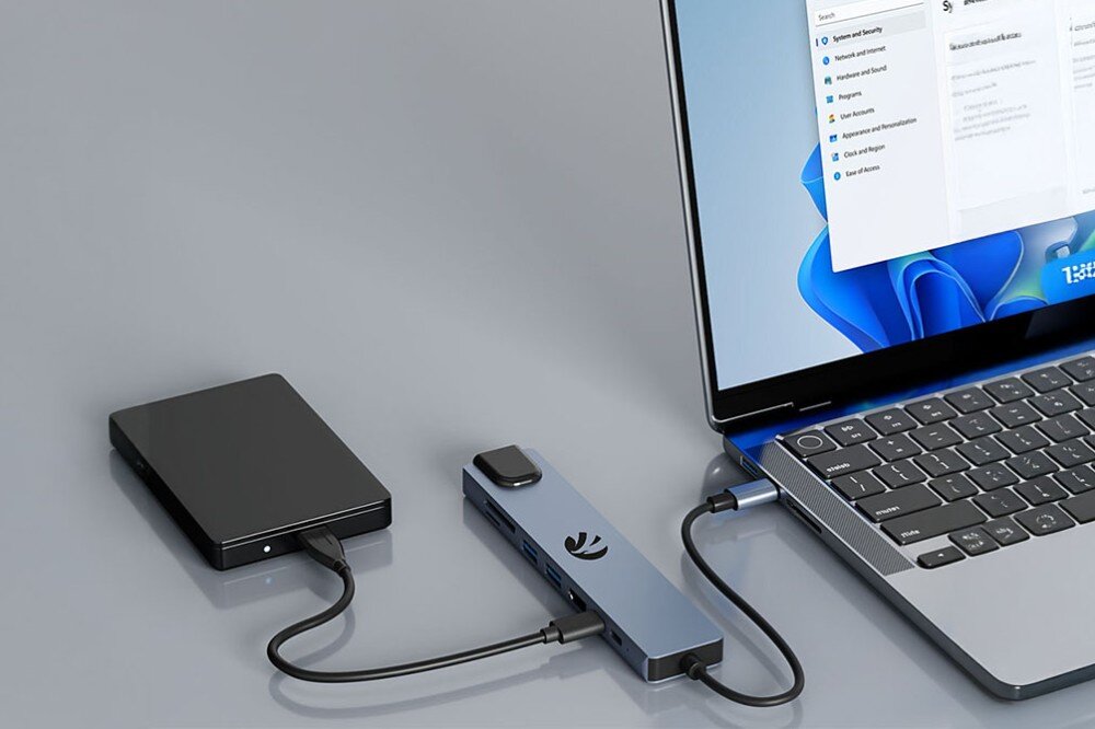 Hub HAWK HW-HUB801 8w1 Laptop podłączony do huba USB-C, do którego podłączony jest zewnętrzny dysk twardy, prędkość