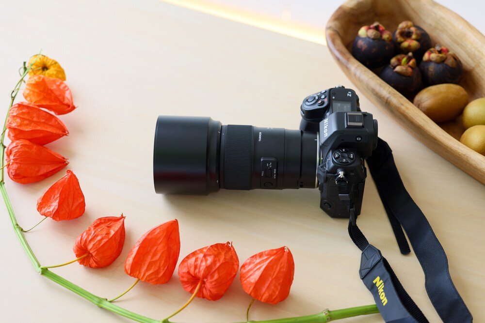 Obiektyw TAMRON 90mm F-2.8 Di III Macro VXD przycisk ostrości, przełącznik, obsługa przez aplikację