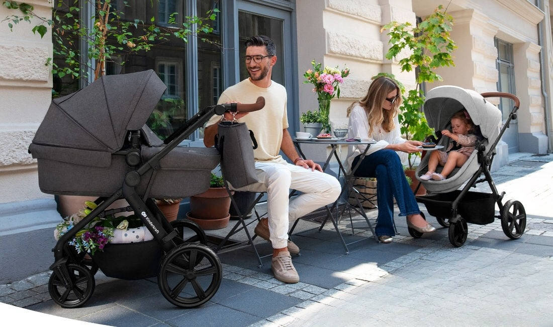 Wózek wielofunkcyjny KINDERKRAFT A-Tour 3in1 Jasnoszary Towarzysz codziennych spacerów wygląd design tło prezentacja wizualizacja