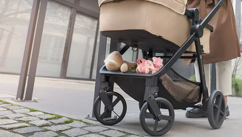 Wózek wielofunkcyjny KINDERKRAFT Newly 4w1 Mink Pro Szary Nieprzebijalne koła amortyzowane nawierzchnia obrót 360° blokada jazda na wprost manerwowanie