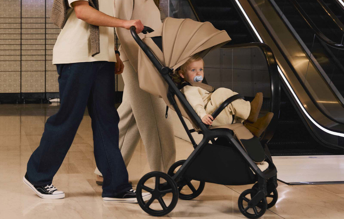 Wózek spacerowy KINDERKRAFT Loom Beżowy wygląd wizualizacja prezentacja design tło Wózek na codzienne tempo