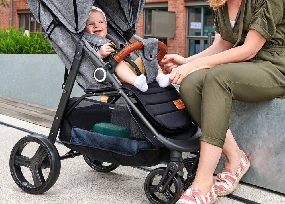 Wózek spacerowy KINDERKRAFT Grande Plus Happy Shapes Czarny Wygodne siedzisko dla malucha Obszerne, miękkie siedzisko 5-punktowe pasy z ochraniaczami i osłonką krokową bezpieczeństwo swoboda
