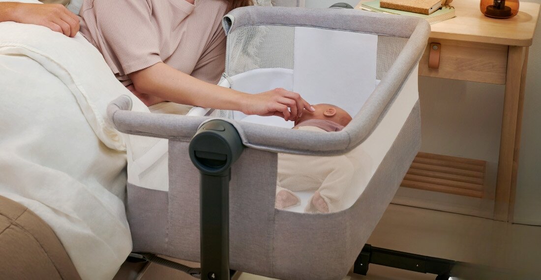 Łóżeczko dostawne KINDERKRAFT Neste Up 2 Jasnoszary Dopasowanie do łóżka Regulacja wysokości na 5 poziomach precyzja Stabilne mocowanie pasami możliwość regulacji nóżek wygoda komfort higiena