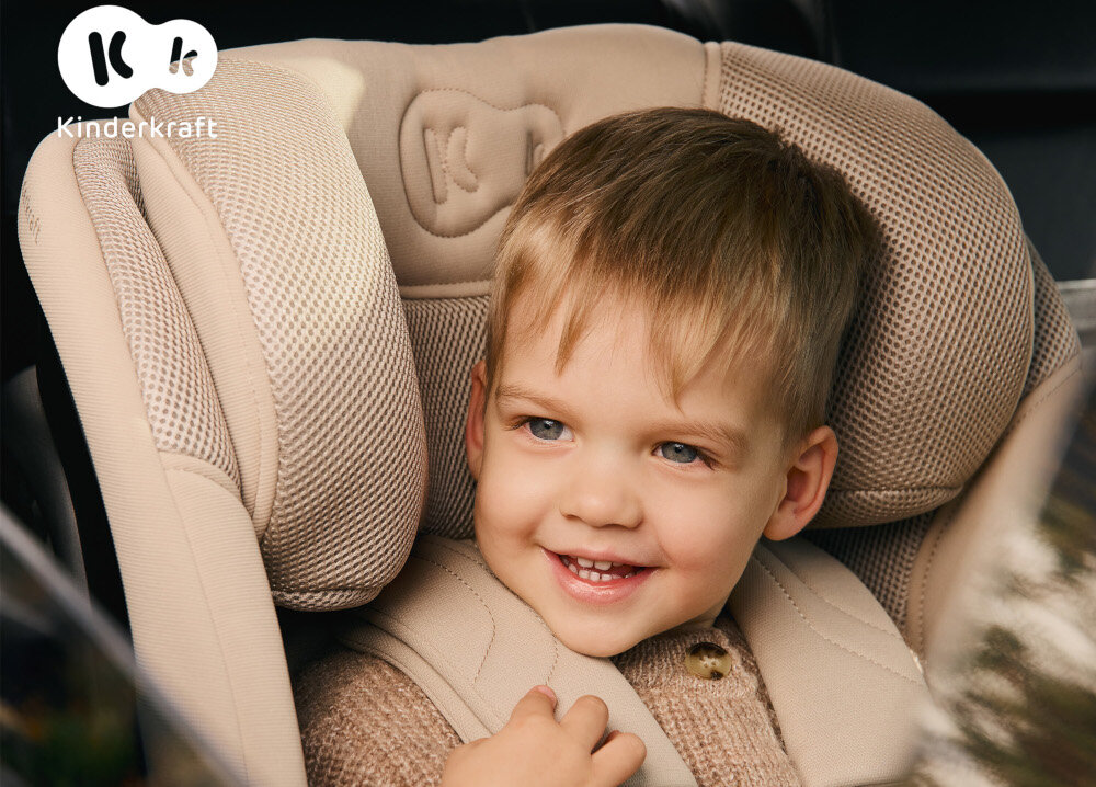 Fotelik samochodowy KINDERKRAFT Xpedition 3 I-Size 40-150 cm (0-22 kg) Beżowy wnętrze samochodu dziecko siedzi w foteliku wysoki standard bezpieczeństwa system SPS+ (SIDE PROTECT SYSTEM) wzmocnione osłony boczne ochrona ramion i kręgosłupa fotelik pochłonie większą energię podczas potencjalnego uderzenia bezpieczeństwo