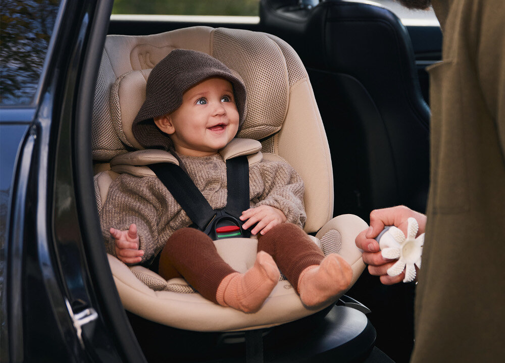 Fotelik samochodowy KINDERKRAFT Xpedition 3 I-Size 40-150 cm (0-22 kg) Beżowy wnętrze samochodu dziecko siedzi w foteliku pochylony na bazie 5-punktowe pasy bezpieczeństwa zabezpieczają dziecko podczas jazdy ochrona przed upadkiem pasy z miękkimi ochraniaczami bezpieczne dziecko zintegrowana baza scalona z fotelikiem łatwy i szybki montaż w samochodzie bezpieczeństwo dziecka