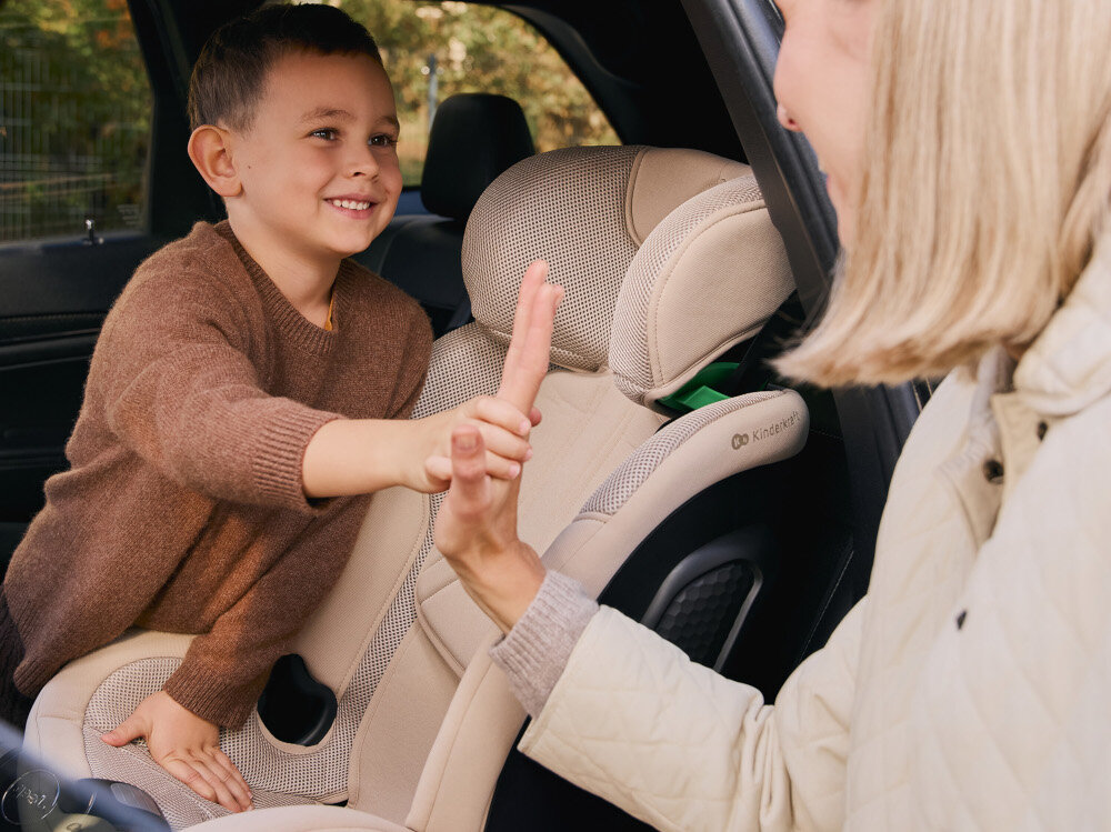 Fotelik samochodowy KINDERKRAFT Xpedition 3 I-Size 40-150 cm (0-22 kg) Beżowy wnętrze samochodu dziecko stoi w aucie przybija piątkę z osobą dorosłą system EASY GROW 11-stopniowa regulacja zagłówka w zakresie od 57 do 78 cm można dopasować wysokość do wzrostu malucha rozbudowany zakres regulacji wspiera ochronę głowy i szyi