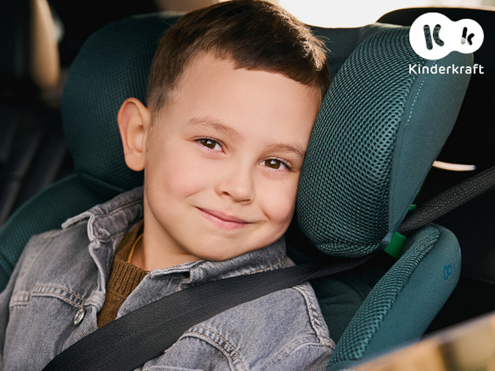 Fotelik samochodowy KINDERKRAFT Xrider 2 I-size 40-150 cm (0-21 kg) Zielony wnętrze samochodu dziecko siedzi w foteliku bezpieczeństwo jazda samochodem fotelik na lata