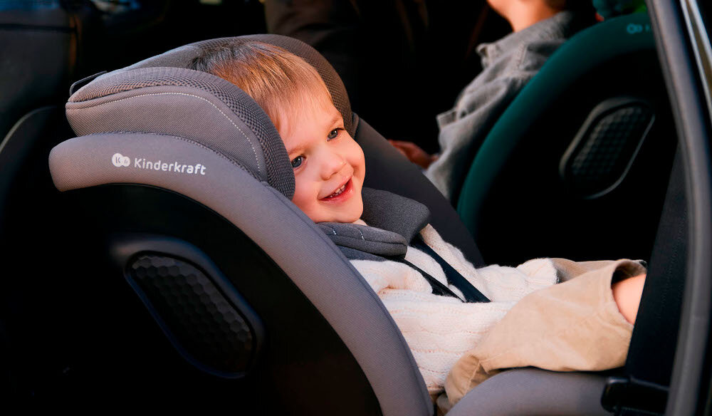 Fotelik samochodowy KINDERKRAFT Xrider 2 I-size 40-150 cm (0-21 kg) Szary wnętrze samochodu dziecko siedzi w foteliku bezpieczeństwo jazda samochodem fotelik na lata