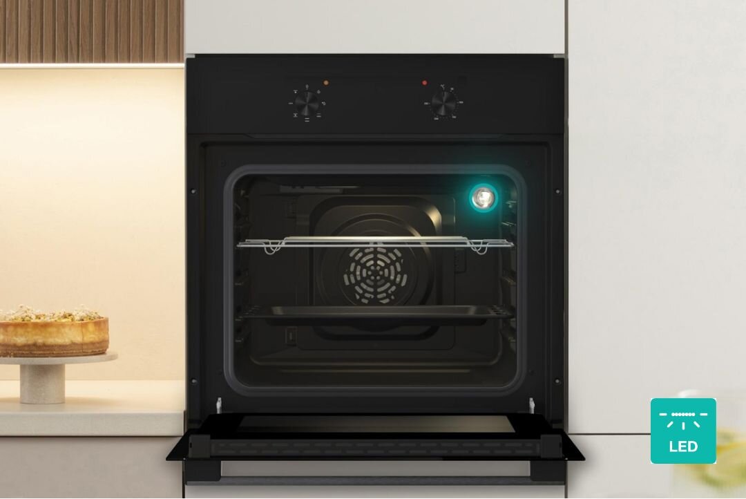 PIEKARNIK GORENJE BO6615E01B Otwarte wnętrze piekarnika z wyraźnie widocznym oświetleniem LED. Ujęcie akcentuje dobrą widoczność całej komory