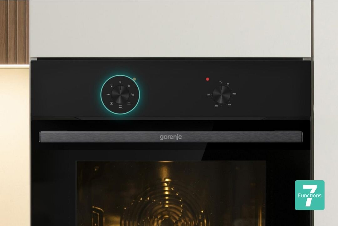 PIEKARNIK GORENJE BO6615E01B Front piekarnika z podświetlonym pokrętłem i oznaczeniem siedmiu funkcji. Zdjęcie prezentuje minimalistyczny design urządzenia