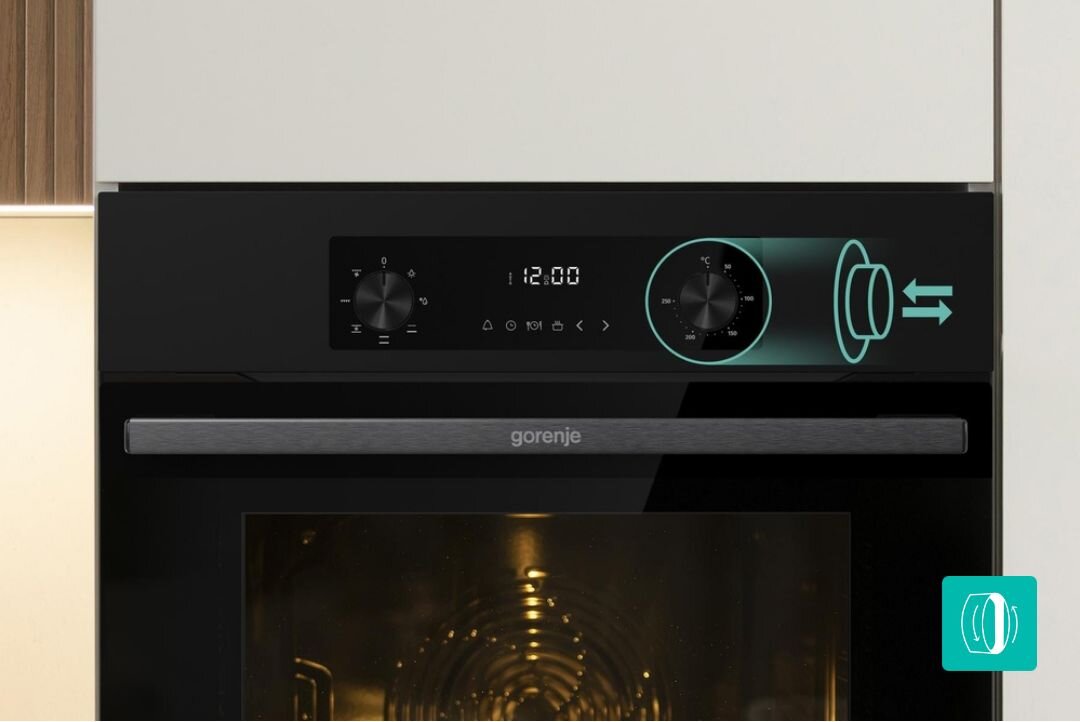 PIEKARNIK GORENJE BO6635E01B Zbliżenie na panel sterowania piekarnika z zaznaczoną funkcją wysuwanego pokrętła. Grafika podkreśla intuicyjną i prostą obsługę