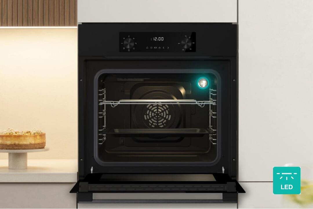 PIEKARNIK GORENJE BO6635E01B Otwarte wnętrze piekarnika z wyraźnie widocznym oświetleniem LED. Ujęcie akcentuje dobrą widoczność całej komory
