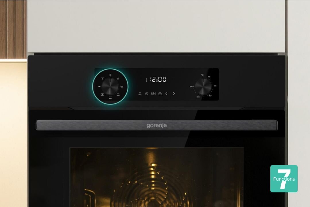 PIEKARNIK GORENJE BO6635E01B Front piekarnika z podświetlonym pokrętłem i oznaczeniem siedmiu funkcji. Zdjęcie prezentuje minimalistyczny design urządzenia