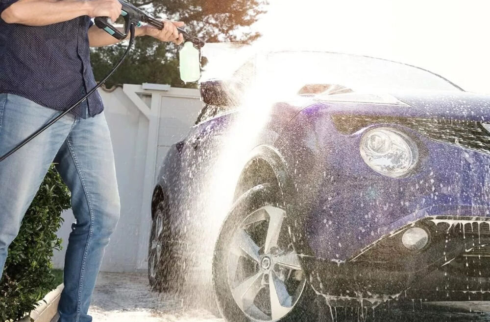 Myjka ciśnieniowa CECOTEC Hydroboost 1400 Essential zasięg działania około 9 metrów wygodne czyszczenie dużych powierzchni mycie elewacji schodów tarasów zwiększona efektywność pracy komfort uzytkowania