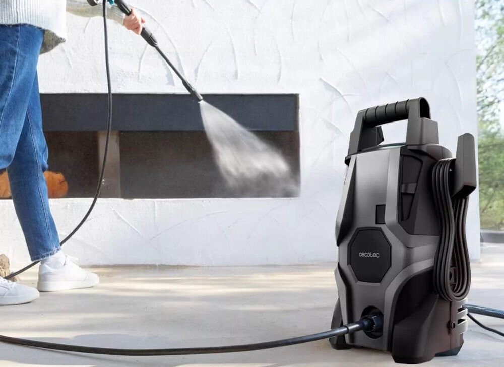 Myjka ciśnieniowa CECOTEC Hydroboost 1400 Essential 3- metrowy wąż wysokociśnieniowy duża swoboda ruchów elastycznośc węża łatwe manewrowanie wygodne docieranie do trudno dostępnych miejsc dokładne czyszczenie różnych powierzchni