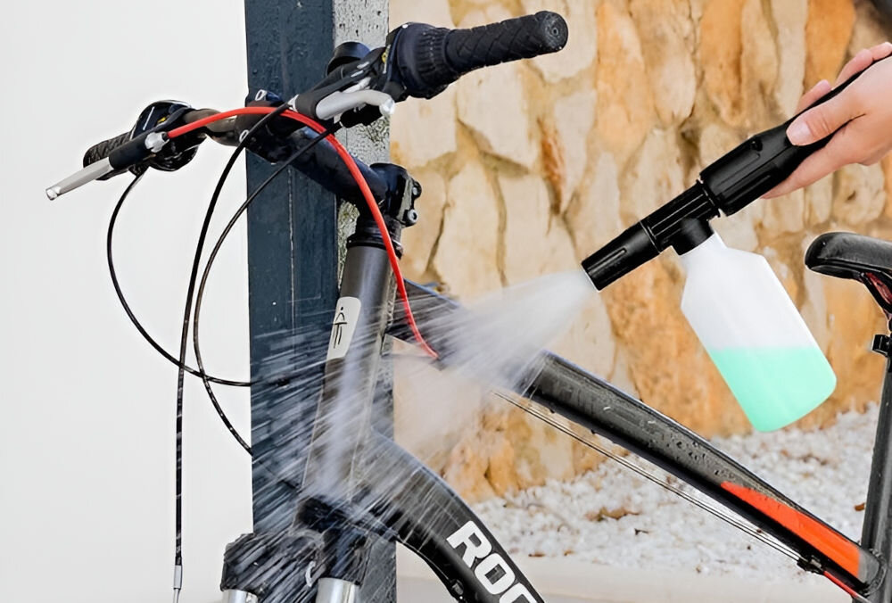 Myjka ciśnieniowa CECOTEC Hydroboost 1400 Essential praktyczny zestaw akcesoriów dostosowanie narzędzia regulowana lanca ergonomiczny pistolet butelka na detergent kompleksowe efektywne czyszczenie proste i bardziej wymagające zadania