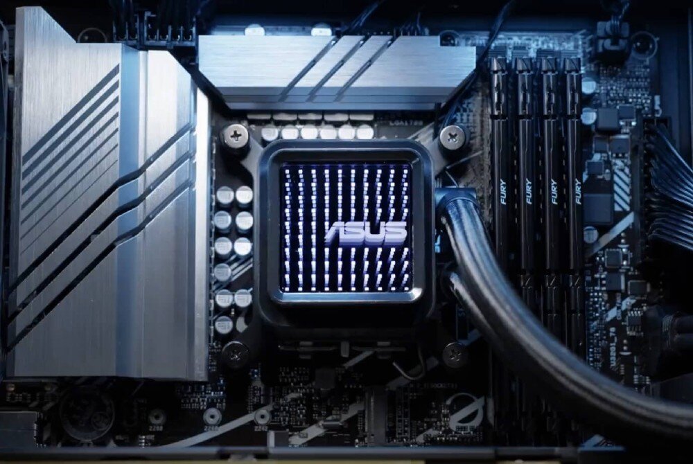 Chłodzenie wodne ASUS Prime LC 240 ARGB Zbliżenie na blok wodny z podświetlanym logo 'ASUS' z efektem lustrzanym na płycie głównej, cechy, zalety, przeznaczenie