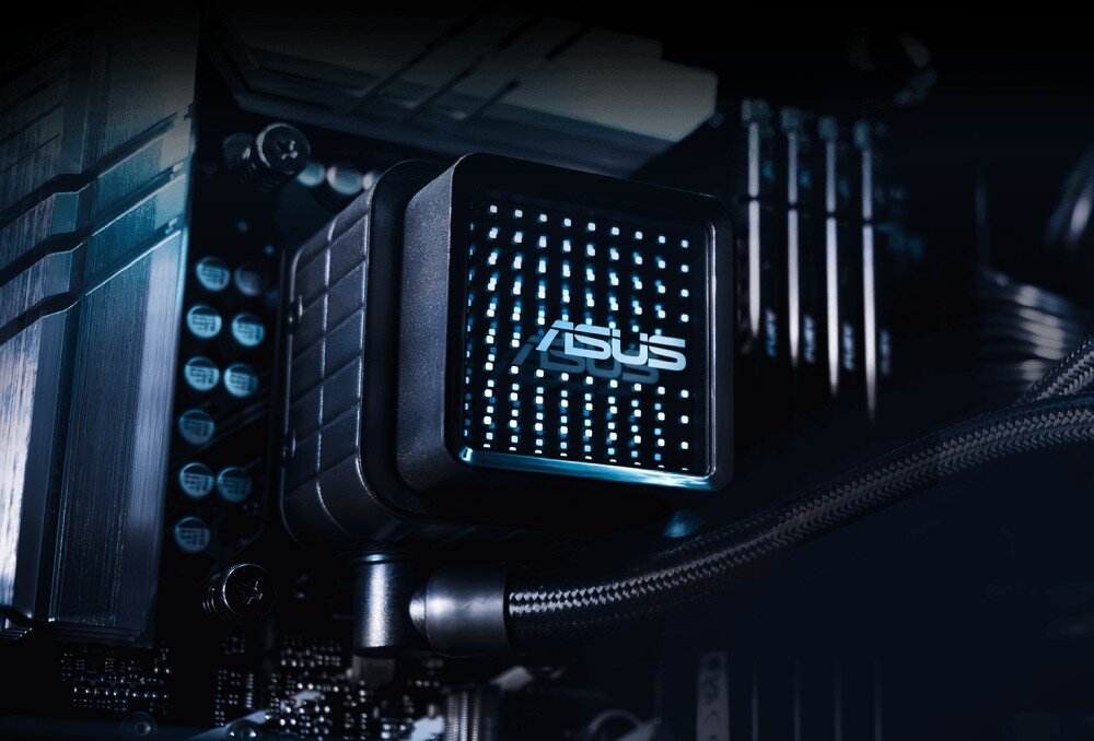 Chłodzenie wodne ASUS Prime LC 240 ARGB Zbliżenie na blok wodny z podświetlanym logo 'PRIME' zamontowany na płycie głównej, rurki, montaż, kompatybilność