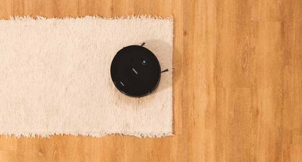 Robot sprzątający CECOTEC Conga 2499 Ultra Home Advanced zdjęcie lifestyle Inteligentna nawigacja Technologia iTech SmartGyro  nawigację żyroskopową omija przeszkody ogranicza ryzyko uderzeń chroni się przed upadkiem ze schodów