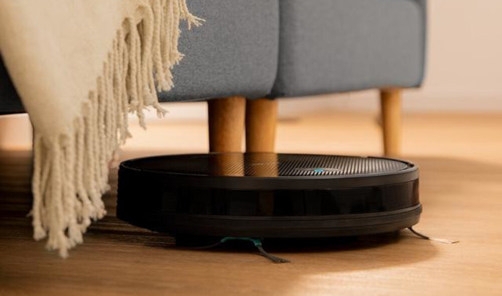 Robot sprzątający CECOTEC Conga 2499 Ultra Home Advanced zdjęcie lifestyle Gotowy do działania ładoeanie czas Wielofunkcyjna szczotka wykonana z włosia i gumowego silikonu system szorowania z trzema poziomami 