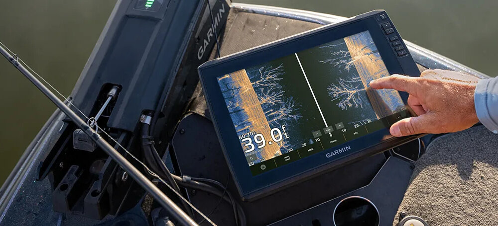 Echosonda wędkarska GARMIN Echomap Ultra 2 102SV z GPS i przetwornikiem GT56UHD-TM urządzenie na łodzi osoba dotyka ekranu palcem wsparcie dla wędkarzy skanowanie dna szukanie ryb i ławic ryb łatwe łowienie