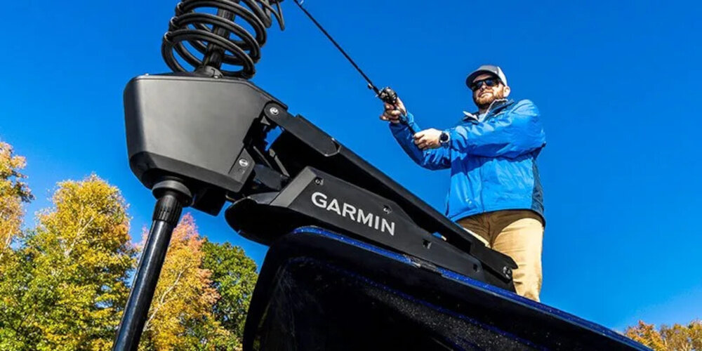 Echosonda wędkarska GARMIN LiveScope Plus z modułem GLS 10 i przetwornikiem LVS34 osoba na łódce łowi ryby moduł GLS 10 współpraca z systemami Garmin Marine Network Możliwość oznaczania punktów orientacyjnych skanowanie dna na głębokość do 61 m wysoka moc transmisji 500 W wyraźne obrazy ryb i przeszkód