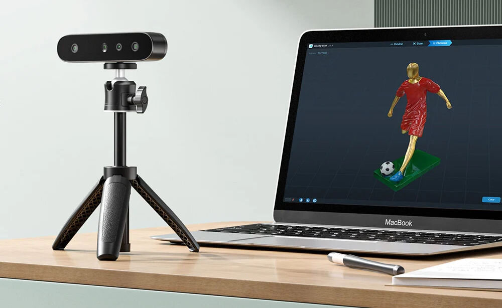 Skaner 3D CREALITY CR-Scan Ferret SE  prezentacja urządzenia obok laptop z włączonym programem do modelowania 3D