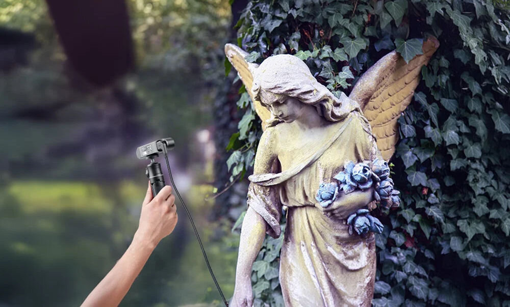 Skaner 3D CREALITY CR-Scan Ferret SE  prezentacja urządzenia podczas korzystania skanowanie figury na dworze przy bluszczu dokładność wierne modele 3D zakres wymiarów obiektu