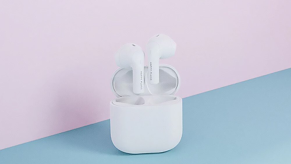 Słuchawki douszne HAPPY PLUGS Joy - Dźwięk przez cały dzień, Słuchawki z etui ładującym na białym tle
